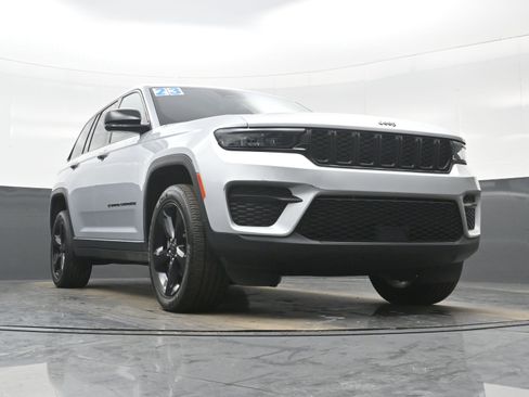 Used 2023 Jeep Grand Cherokee Altitude image 32