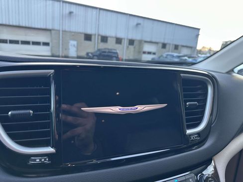 Used 2024 Chrysler Pacifica Touring-L image 23