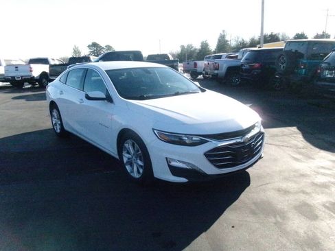 Used 2020 Chevrolet Malibu LT image 2