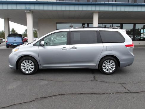 Used 2014 Toyota Sienna LE AWD/4WD image 2