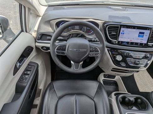 Used 2023 Chrysler Pacifica Touring-L FWD image 14