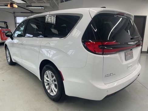 New 2026 Chrysler Pacifica Select image 6