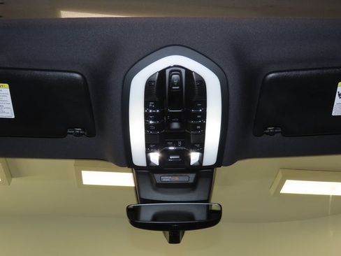 Certified 2026 Porsche Macan AWD/4WD image 31