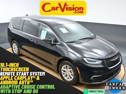 Used 2025 Chrysler Pacifica Select