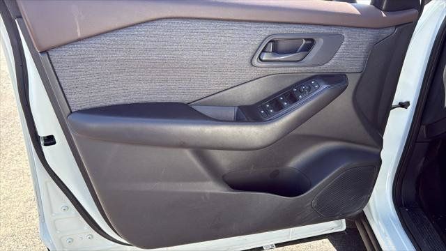 Used 2023 Nissan Rogue S FWD image 18