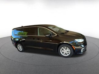 Used 2024 Chrysler Pacifica Touring-L video 2