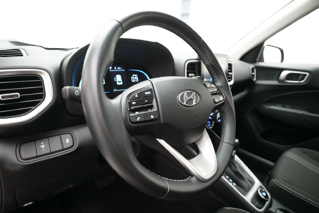 Used 2023 Hyundai Venue SEL FWD image 8