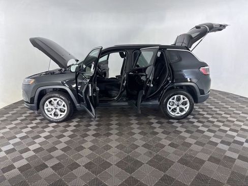 Used 2025 Jeep Compass Sport AWD/4WD image 9