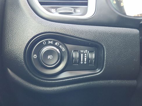 Used 2018 Jeep Renegade Latitude image 22