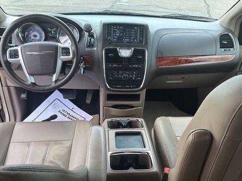 Used 2016 Chrysler Town & Country Touring FWD image 29