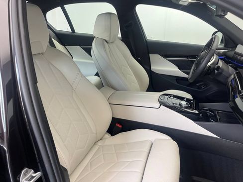 Used 2025 BMW 530i w/ Premium Package RWD image 5
