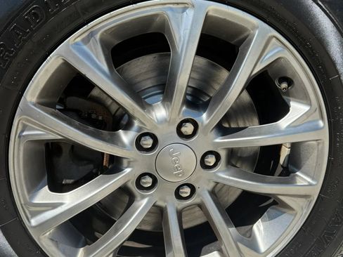 Used 2019 Jeep Cherokee Latitude Plus w/ Cold Weather Group AWD/4WD image 9