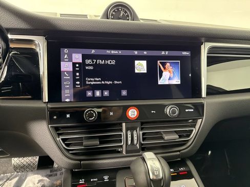 Certified 2025 Porsche Macan AWD/4WD image 28
