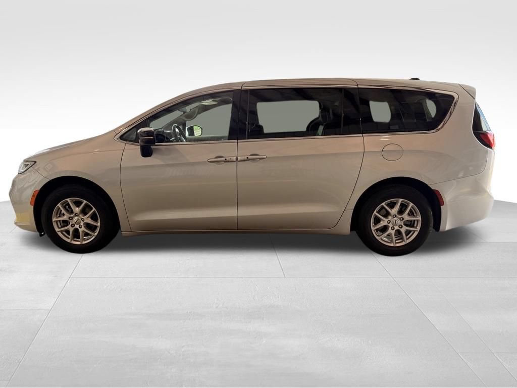Used 2024 Chrysler Pacifica Touring-L FWD image 2