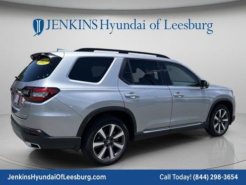 Used 2023 Honda Pilot Touring image 5