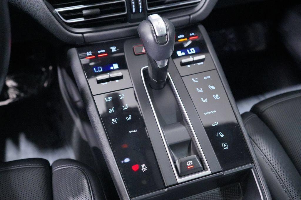 Used 2024 Porsche Macan AWD/4WD image 14