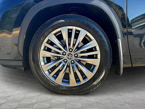 Used 2025 Toyota Highlander Platinum image 9