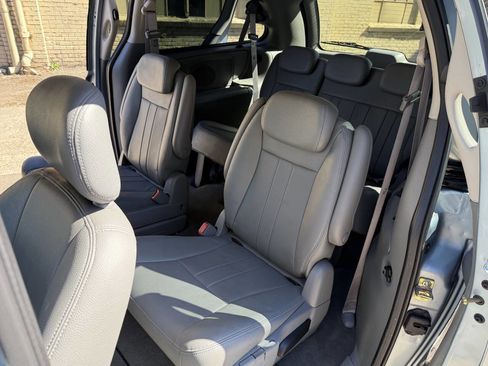 Used 2006 Chrysler Town & Country Touring image 61