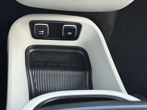 Used 2017 Chrysler Pacifica Limited FWD image 25