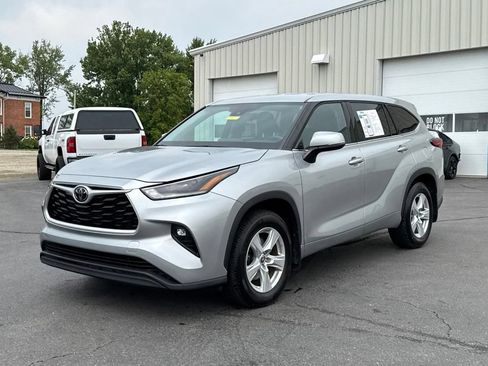 Used 2021 Toyota Highlander LE AWD/4WD image 3