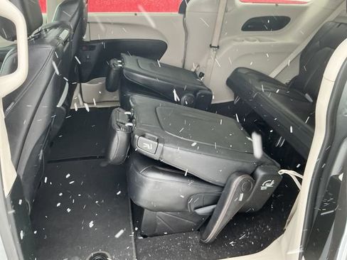 Used 2018 Chrysler Pacifica Touring-L Plus image 38