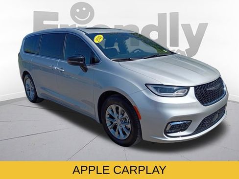 Used 2026 Chrysler Pacifica Limited FWD image 4