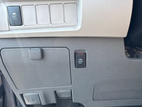 Used 2020 Toyota Sienna LE FWD image 40