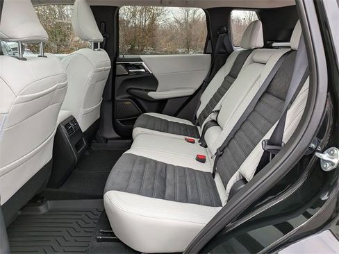 New 2025 Mitsubishi Outlander SE image 29