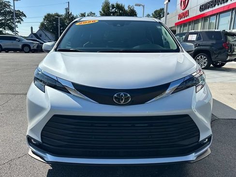 Used 2026 Toyota Sienna XLE FWD image 9