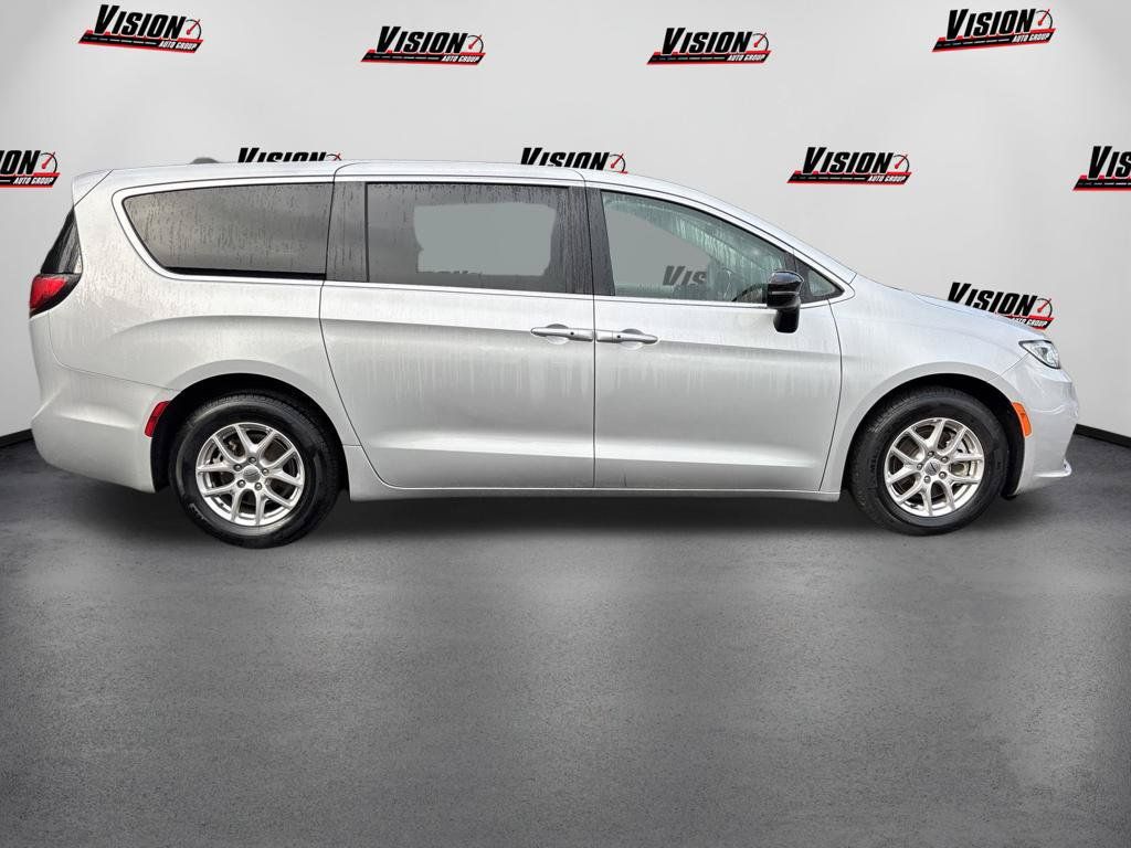 Used 2024 Chrysler Pacifica Touring-L FWD image 4