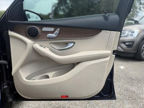 Used 2022 Mercedes-Benz GLC 300 4MATIC w/ Premium Package Lite image 19