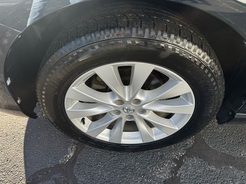 Used 2015 Toyota Venza LE image 2