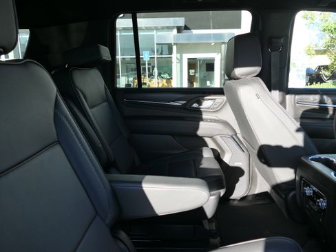 Used 2023 GMC Yukon XL Denali image 24