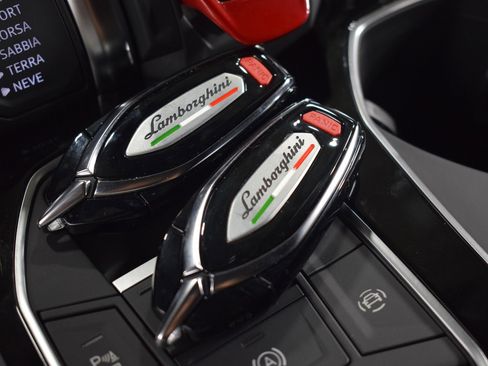 Used 2025 Lamborghini Urus SE image 40