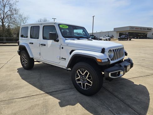 Used 2025 Jeep Wrangler Unlimited Sahara AWD/4WD image 8