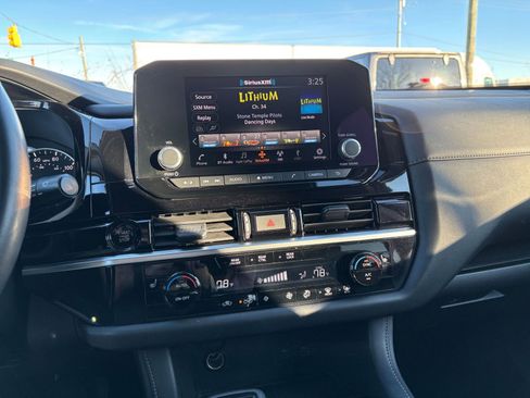 Used 2025 Nissan Pathfinder SV image 21