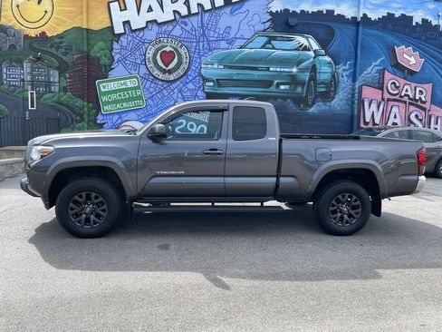 Used 2022 Toyota Tacoma SR5 w/ SR5 Appearance Package (SM) AWD/4WD image 2