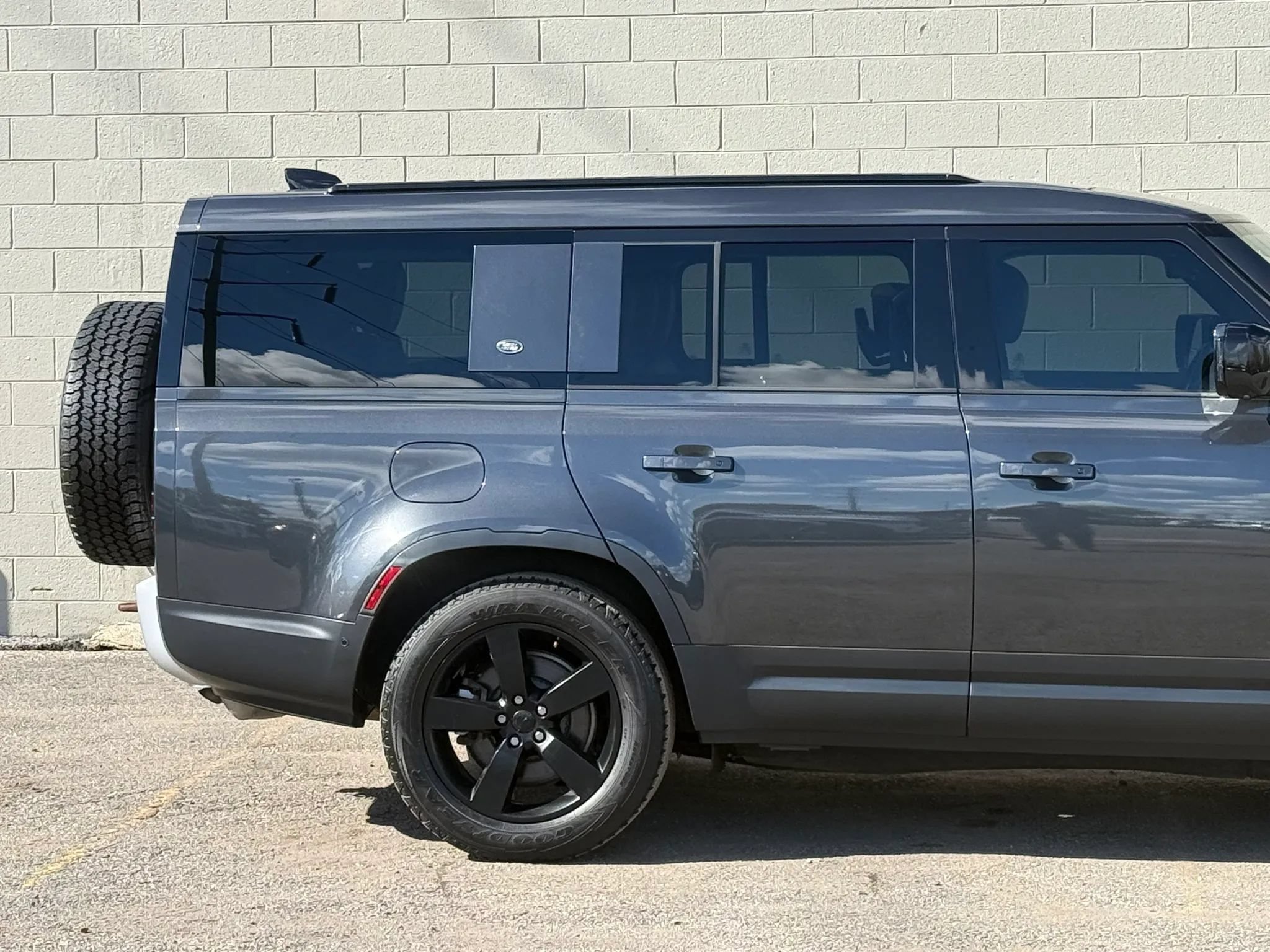 Used 2023 Land Rover Defender 130 First Edition AWD/4WD image 9