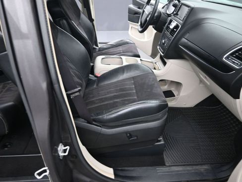 Used 2015 Chrysler Town & Country Limited image 18