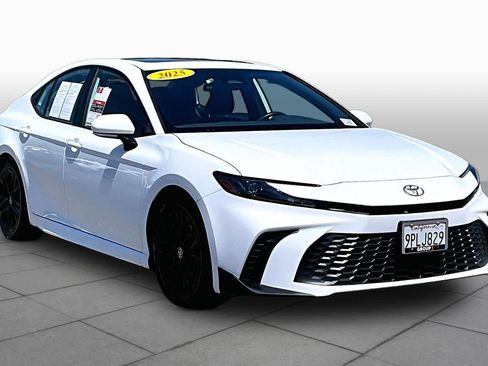 Used 2025 Toyota Camry SE FWD image 2