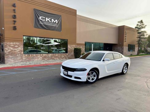 Used 2019 Dodge Charger SXT image 2