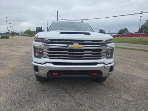 Used 2024 Chevrolet Silverado 2500 LT AWD/4WD image 2