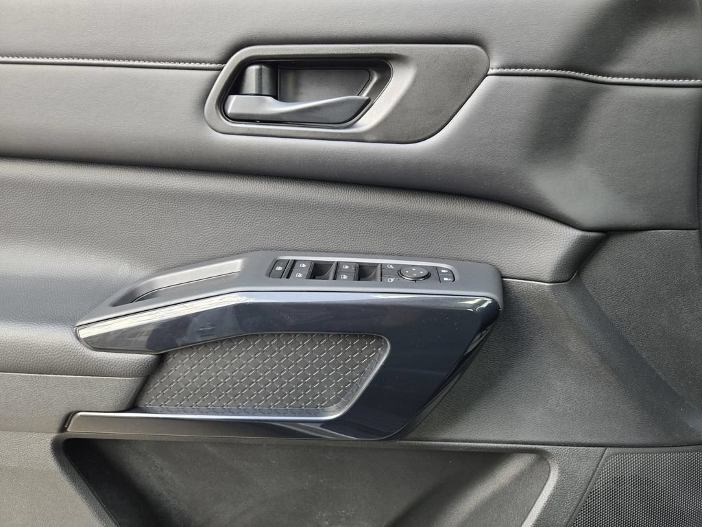 Used 2024 Nissan Pathfinder SV FWD image 17