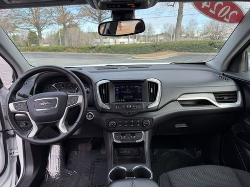 Used 2024 GMC Terrain SLE image 12