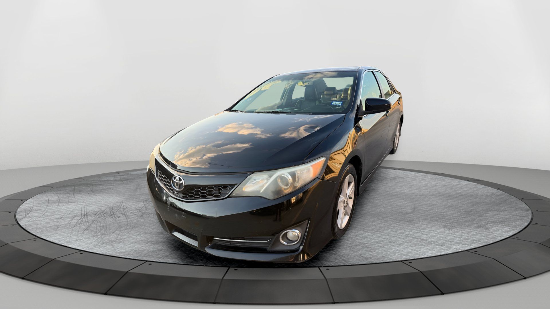 Used 2012 Toyota Camry SE w/ Leather Pkg FWD image 8