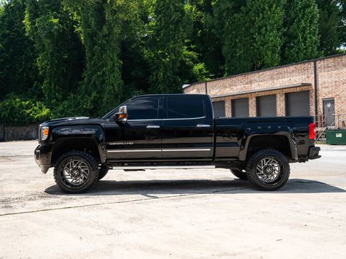 Used 2018 GMC Sierra 2500 Denali w/ Duramax Plus Package AWD/4WD image 4
