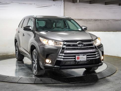 Certified 2019 Toyota Highlander XLE w/ Carpet Mat Package (TMS) FWD image 3