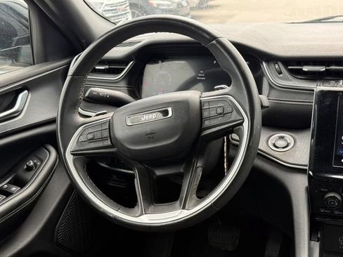 Used 2023 Jeep Grand Cherokee Laredo AWD/4WD image 19