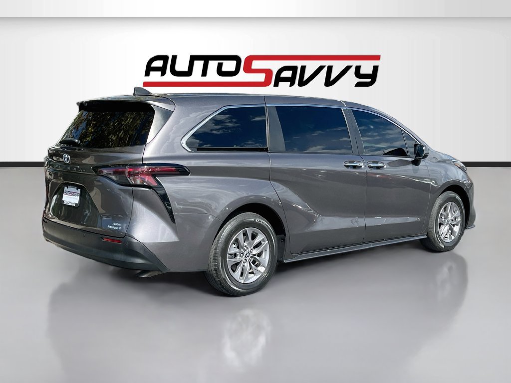 Used 2023 Toyota Sienna XLE AWD/4WD image 7