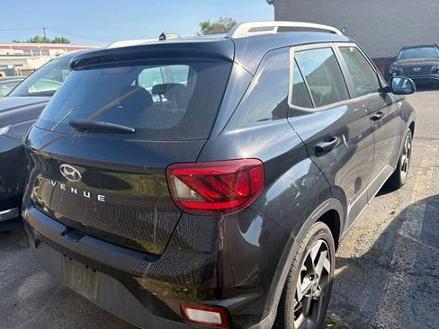 Used 2023 Hyundai Venue SEL FWD image 4